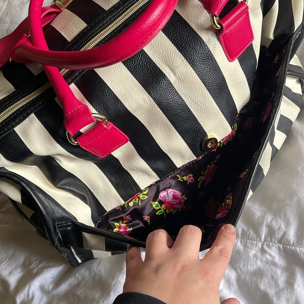 Betsy Johnson travel tote. - Picture 2 of 8